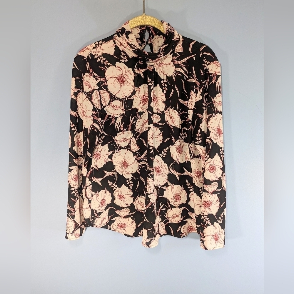 Evereve Allison Joy Black Floral Pleated High Neck Top Decorative Button Back